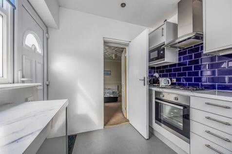 250 Havant Road, Hayling Island-Small-PorticoMarke