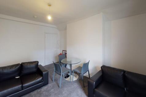 3-bed flat on Clifton Park Road F3, Top Floor Flat (3rd Floor), Clifton, Bristol, BS8, £2,325/mo