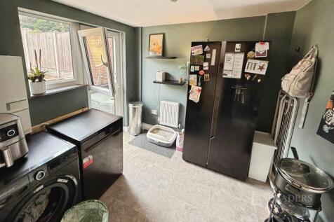 Springfield Avenue, Pontefract, West Yorkshire, WF8 photo 3