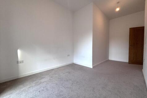 Lakeside Close, Staines-upon-Thames, Surrey, TW18 photo 5