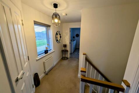 15 Crossman Way landing 1.jpg