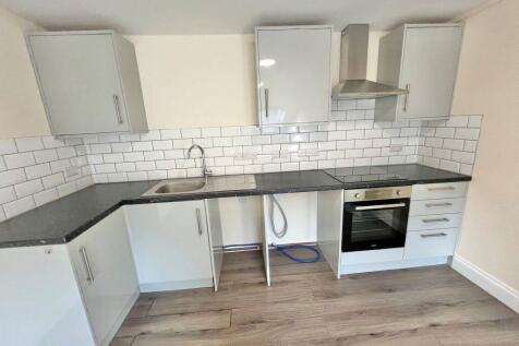 3-bed flat on MODERN THREE BEDROOM FLAT, CHARMINSTER (P07608), £1,000/mo