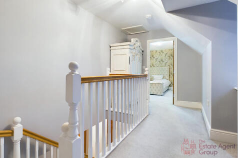 Landing to Master Suite