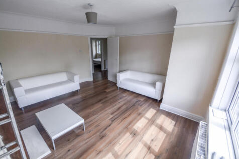5-bed flat on St. Chads Drive, Leeds, £2,708/mo