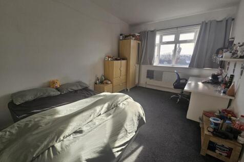 Bright, tidy double bedroom with a large window...