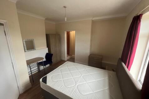 dOUBLE BEDROOM 2