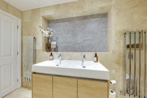 En-suite Bathroom Alt 2