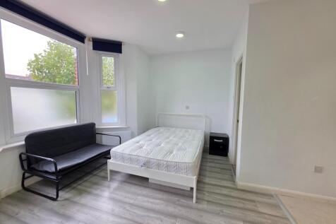 Studio flat on 24, Melrose Avenue, Willesden, NW2, £1,200/mo