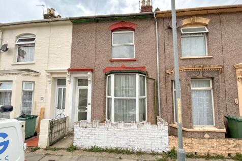 3 BEDROOM TERRACE, TOWN CENTRE LOCATION, CLOSE TO