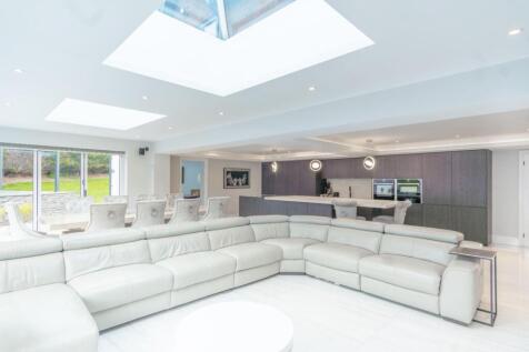 OPEN PLAN LIVING/DINING AREA