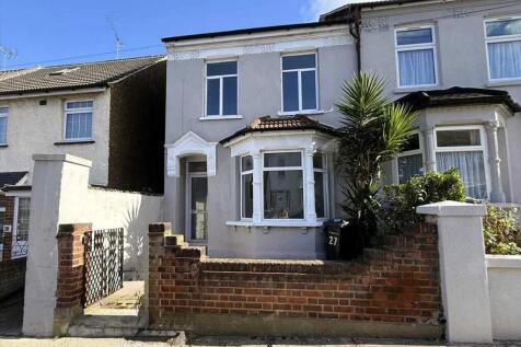 Pier Road, Northfleet. 3 bedroom end of terrace house for sale