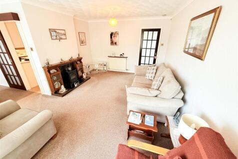 'L'SHAPED LOUNGE/DINING ROOM