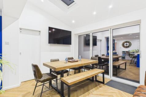 CAM03729G0-PR0201-STILL034