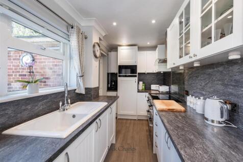 5 Burns Crescent, TN9 2PS 003.jpg