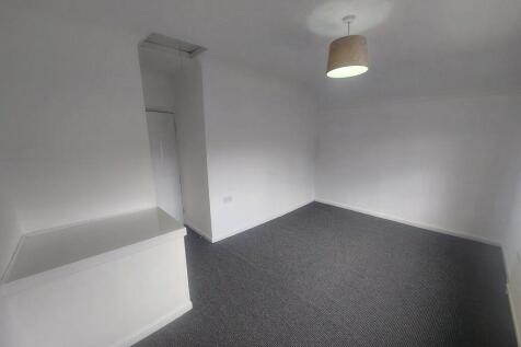 Broadway, DUNSCROFT photo 3