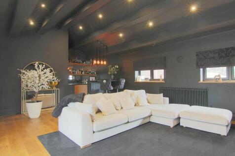 CINEMA/FAMILY ROOM