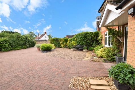 FRONT GARDEN