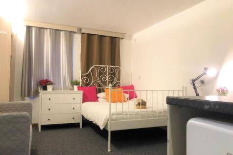 A cozy double bedroom with a decorative white m...