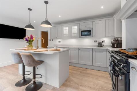 RECENTLY REFITTED BREAKFAST KITCHEN