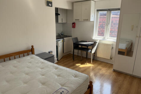 Studio to rent Golders Green Road, London NW11