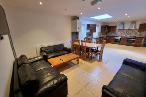 8-bed semi-detached on Oak Tree Lane, Selly Oak, Birmingham, £500/mo