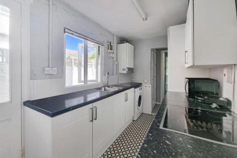 202271112330.Kitchen with items removed.jpg