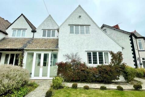 ENCLOSED FRONT ENTRANCE VESTIBULE