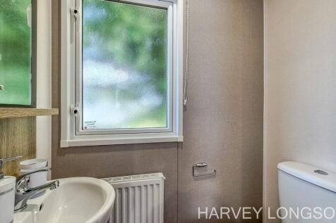 En-suite toilet with wash basin