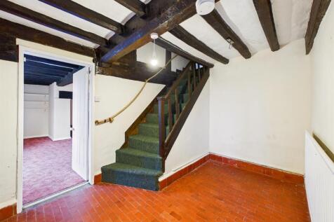 Entrance hall / Stairs