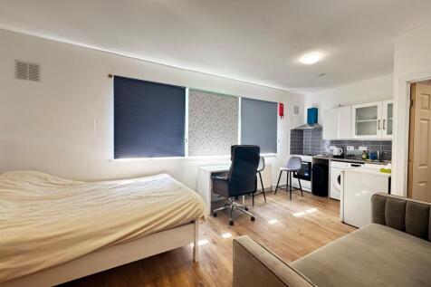 Studio flat on Mottingham Road, SE9, £1,300/mo