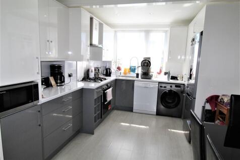 2-bed flat on Feltham Hill Road, Ashford, £1,500/mo