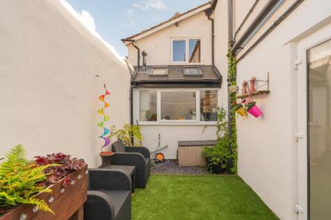 H4P0RCSN - Courtyard A.jpg