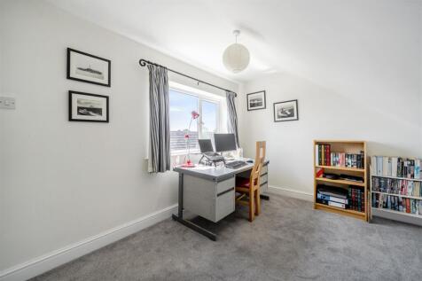 25 Bradden Road, Greens Norton (2).jpg