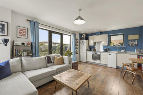 One Bedroom, Fourth Floor Apartment in E5