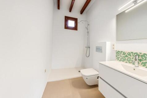 Modern ground-floor bathroom with shower