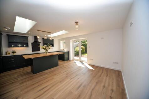 Lounge to kitchen.jpg