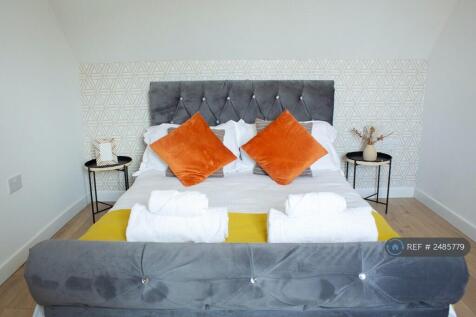 Spacious Double Bedroom By Mesh Accommodation 