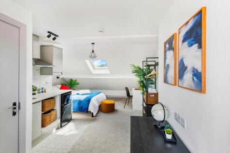 Bright, stylish studio with double bed and desk...