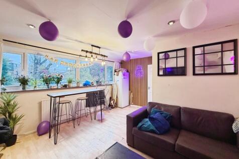 6-bed terraced on Ladybarn Crescent, Manchester, Greater Manchester, M14, £4,290/mo