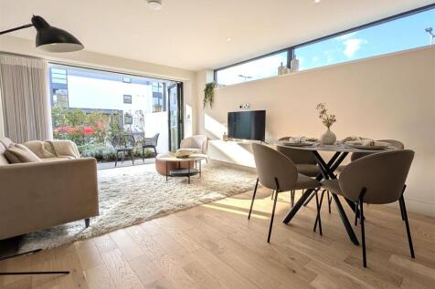 OPEN PLAN LOUNGE