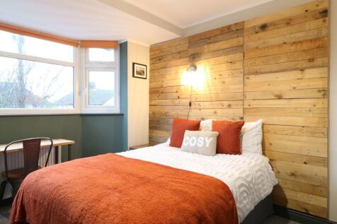 121 Hershal Crescent Room 6 8.JPG