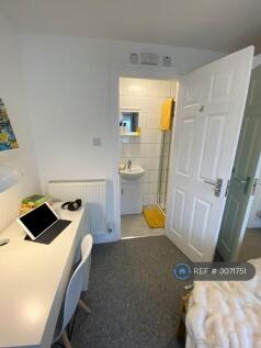 Room 2: Light, Bright, Double Ensuite Room