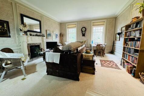 LIVING ROOM: