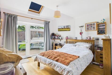 CAM02519G0-PR0326-STILL011