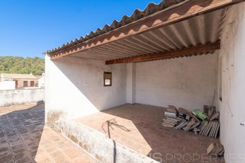Charming town house with outstanding renovation potential in one of Pollensa's most sought-after locations.
