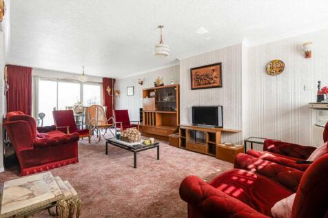 LOUNGE / DINING ROOM (pic 2)