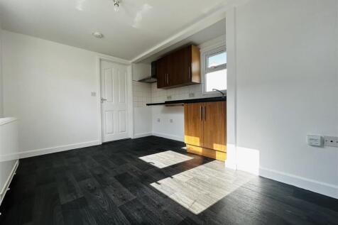 LOUNGE KITCHENETTE