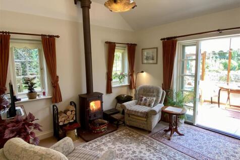 Sitting Room (1).JPG