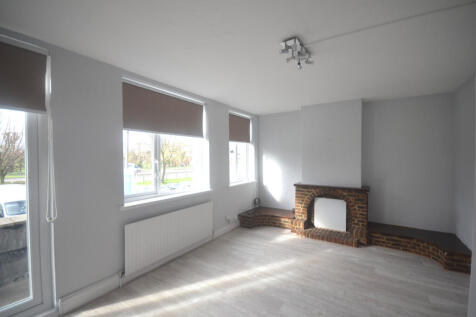 Three bed flat to rent Claybury Broadway, Ilford 
