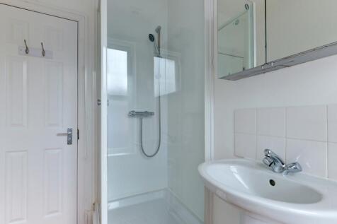 62 Brading Road Bathroom 2 (2)